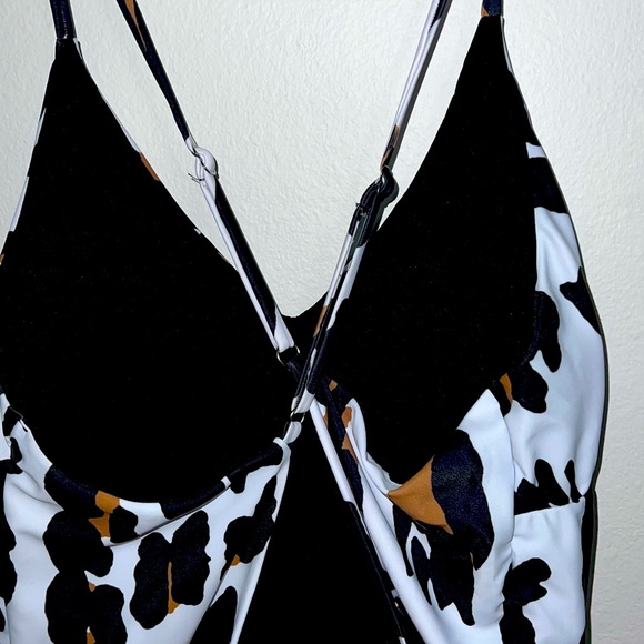 Ruffled Styled One-Piece Printed Pattern Swimwear. Size XL. Never Worn - Picture 4 of 8